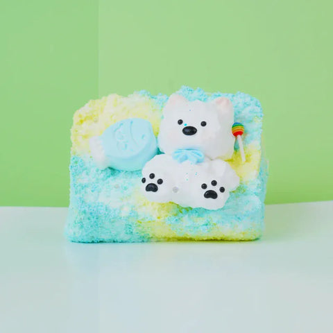 Pawtoto ライムミルク ブルートースト: 子犬と干し魚のスクイーズおもちゃ。手作り食品グレードシリコンクリーミー粘土で柔らかく、素早く反発します。