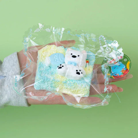 Pawtoto ライムミルク ブルートースト: 子犬と干し魚のスクイーズおもちゃ。手作り食品グレードシリコンクリーミー粘土で柔らかく、素早く反発します。